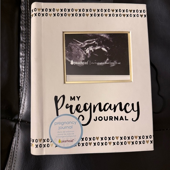 Pearhead Pregnancy Journal - White and Black - Picture 1 of 4